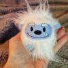 Doudou de poche "Yéti" bleu – Image 3
