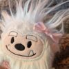 Doudou de poche "Yéti" rose – Image 3